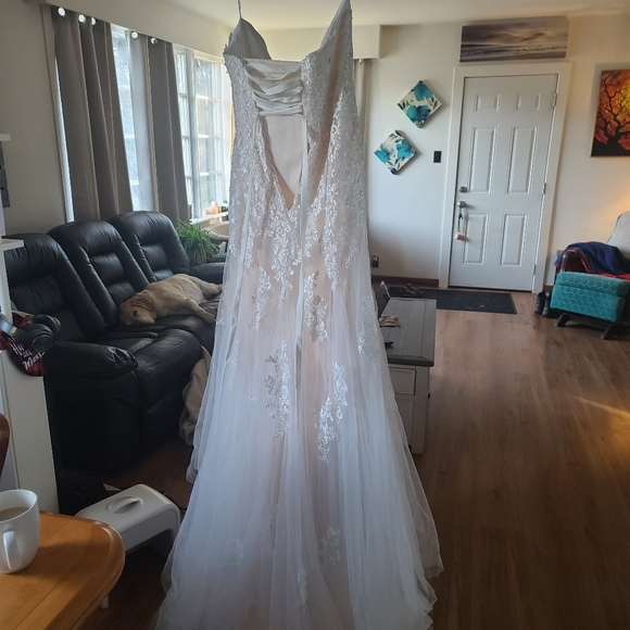 Gorgeous strapless brand-new wedding dress - Picture 2 of 7